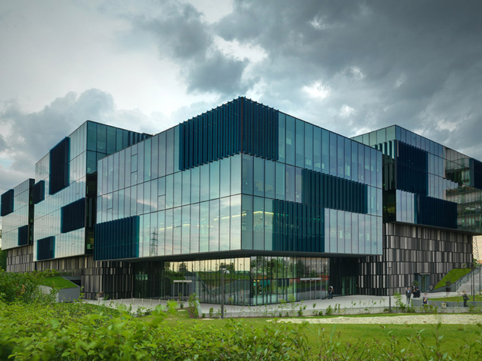 沈陽玻璃幕墻產生滲漏水的原因和處理方法